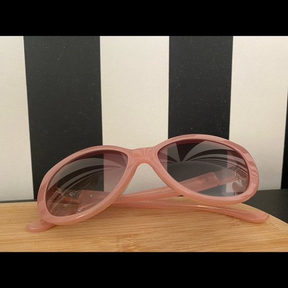 Beautiful and stylish blush pink Oroton sunglasses - Picture 2 of 2